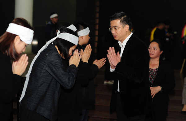 MC Quang Minh chia buồn cùng gia quyến.
